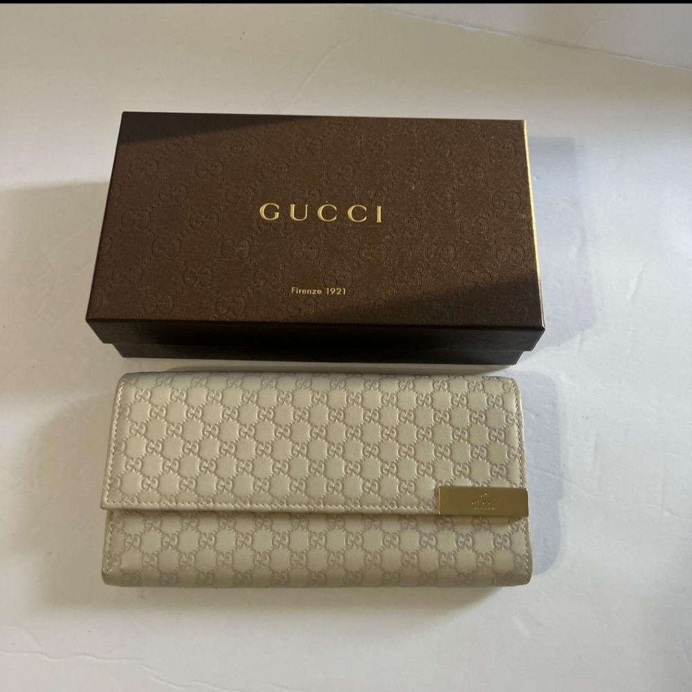 Authentic Pre-loved Gucci long wallet Beige